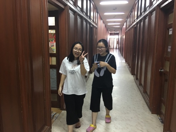 Bạn Phương Anh và Khánh Ly tại Trường Ngôn ngữ E-Room